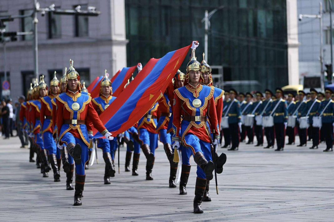 “Төрийн далбааны өдөр”-т зориулсан ёслолын жагсаал сүр жавхлантай боллоо