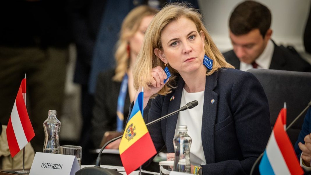 Австри НАТО-д элсэх асуудлаар хэлэлцүүлэг эхлүүлж, төвийг сахих бодлогоос татгалзахад бэлэн байгаагаа илэрхийллээ