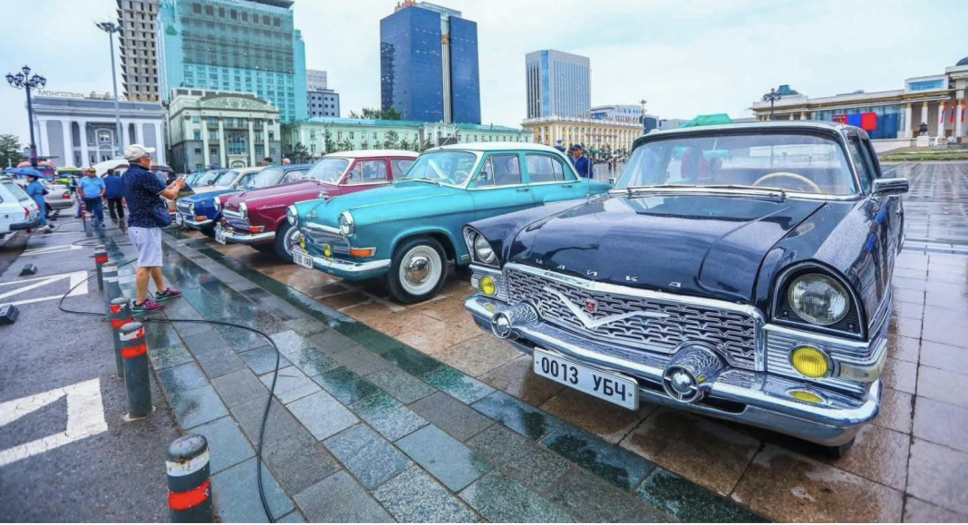100 жилийн түүхийг өгүүлсэн хуучны автомашины үзэсгэлэн Сүхбаатарын талбайд нээгдлээ