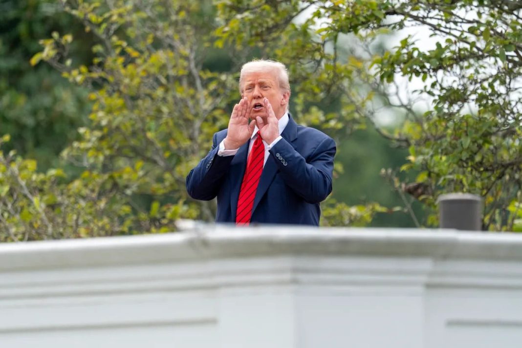 Трамп Цагаан ордны дээвэр дээр гарч “цөмийн пуужин байрлуулах газар хайж байна” хэмээн хошигножээ