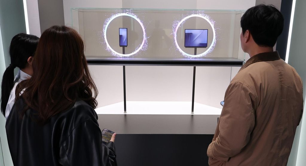 Samsung гурав нугалаастай ухаалаг гар утсаа танилцуулах гэж байна Samsung гурав нугалаастай ухаалаг гар утсаа танилцуулах гэж байна