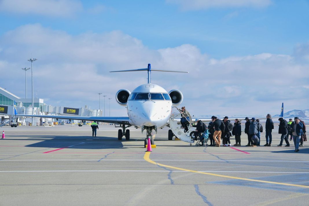 Баянхонгор чиглэлийн орон нутгийн нислэгийг МИАТ албан ёсоор эхлүүллээ Баянхонгор чиглэлийн орон нутгийн нислэгийг МИАТ албан ёсоор эхлүүллээ