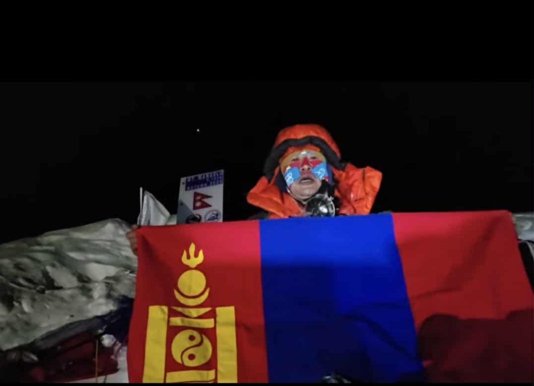 Монголын уулчин О.Золбоохүү Манаслугийн оргилд амжилттай гарлаа
