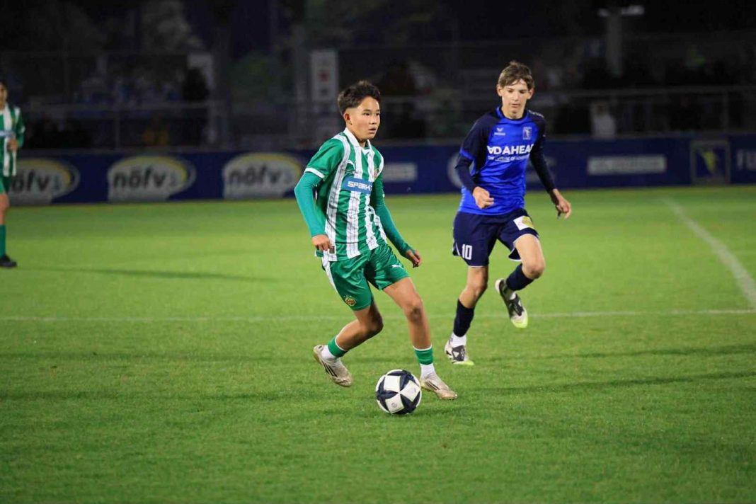 12 настай монгол хүү Австрийн “Рапид” клубтэй 3 жилийн гэрээ байгууллаа