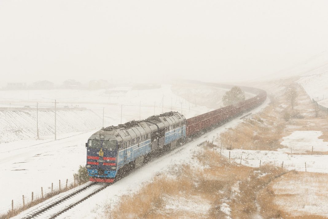 Дарханд суудлын машин ачааны галт тэргийг мөргөсөн ноцтой осол гарчээ