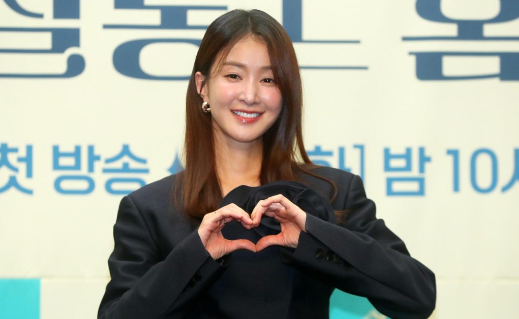 Жүжигчин И Ши Ён нярай хүүхдийн зургаасаа болж дахин маргааны төвд