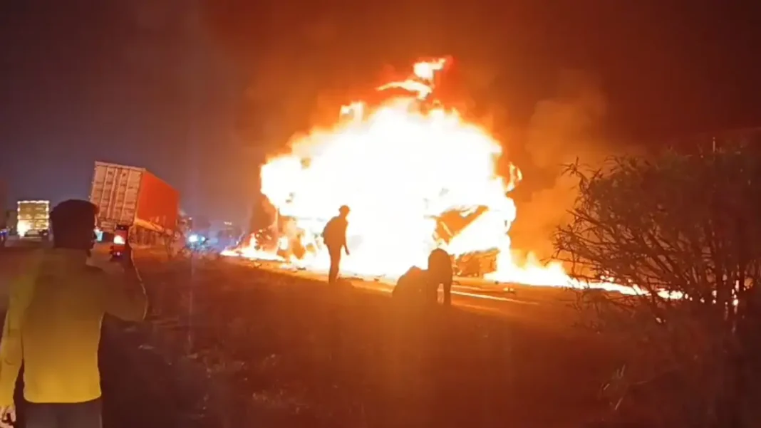 Энэтхэгт аймшигт осол: автобус мөргөлдөж шатсаны улмаас олон хүн амиа алдав