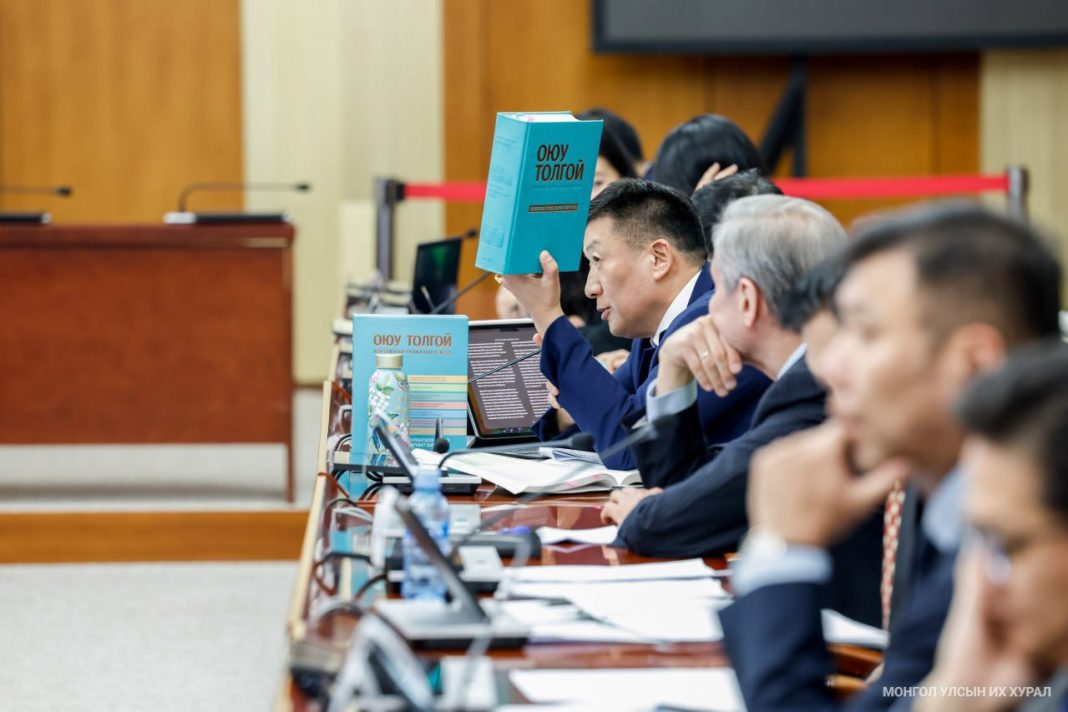 Хувь нийлүүлэгчдийн гэрээ болон Оюу толгой төслөөс Монголын хүртэх өгөөжийн талаарх нотлох баримтуудыг шинжлэн судална