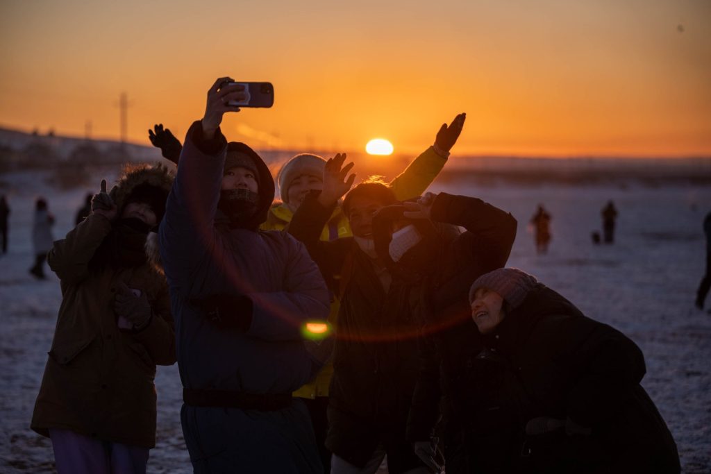 Шинэ оны нар: галт тэрэгний аялалд 400 гаруй гадаад жуулчин татагдав 1 Шинэ оны нар: галт тэрэгний аялалд 400 гаруй гадаад жуулчин татагдав