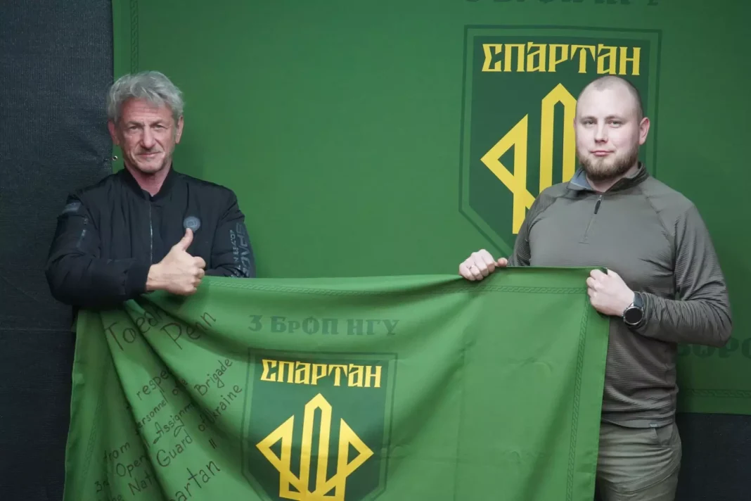 Оскарын шагналт Шон Пэнн фронтод очиж, Украины цэргүүдтэй уулзав