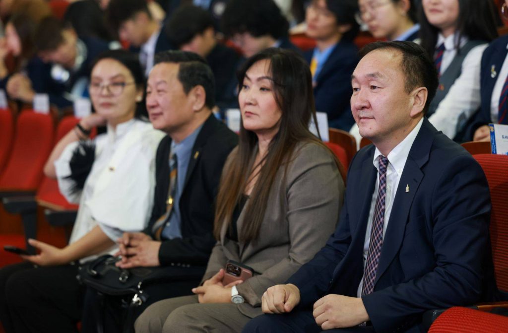 Төрийн далбаа мандуулах хөтөлбөрийн нээлт боллоо 2 Төрийн далбаа мандуулах хөтөлбөрийн нээлт боллоо