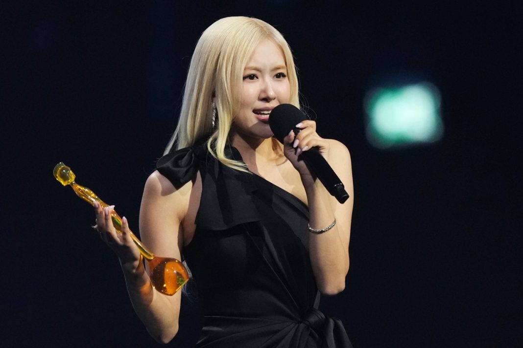 Rose Brit Awards-т түүх бүтээж, K-pop-ийн шинэ амжилтыг нээлээ