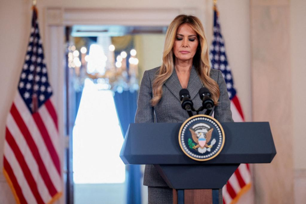Эпштейний хохирогчид Меланиа Трампыг шүүмжилж, “асуудлыг бидэн рүү түлхэж байна” гэж мэдэгдэв