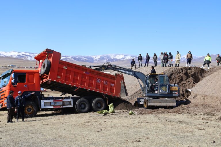 Булганы цэвэрлэх байгууламжийн саарал усны талбайн далан задарч, шуурхай засвар хийжээ 1 Булганы цэвэрлэх байгууламжийн саарал усны талбайн далан задарч, шуурхай засвар хийжээ