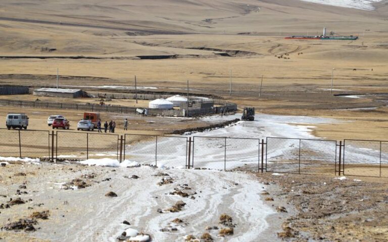 Булганы цэвэрлэх байгууламжийн саарал усны талбайн далан задарч, шуурхай засвар хийжээ 2 Булганы цэвэрлэх байгууламжийн саарал усны талбайн далан задарч, шуурхай засвар хийжээ