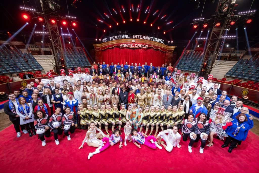 Монголын циркчид дэлхийг гайхшруулж, Монте-Карлогоос “Хүрэл алиалагч” цом авчирлаа 2 Монголын циркчид дэлхийг гайхшруулж, Монте-Карлогоос “Хүрэл алиалагч” цом авчирлаа