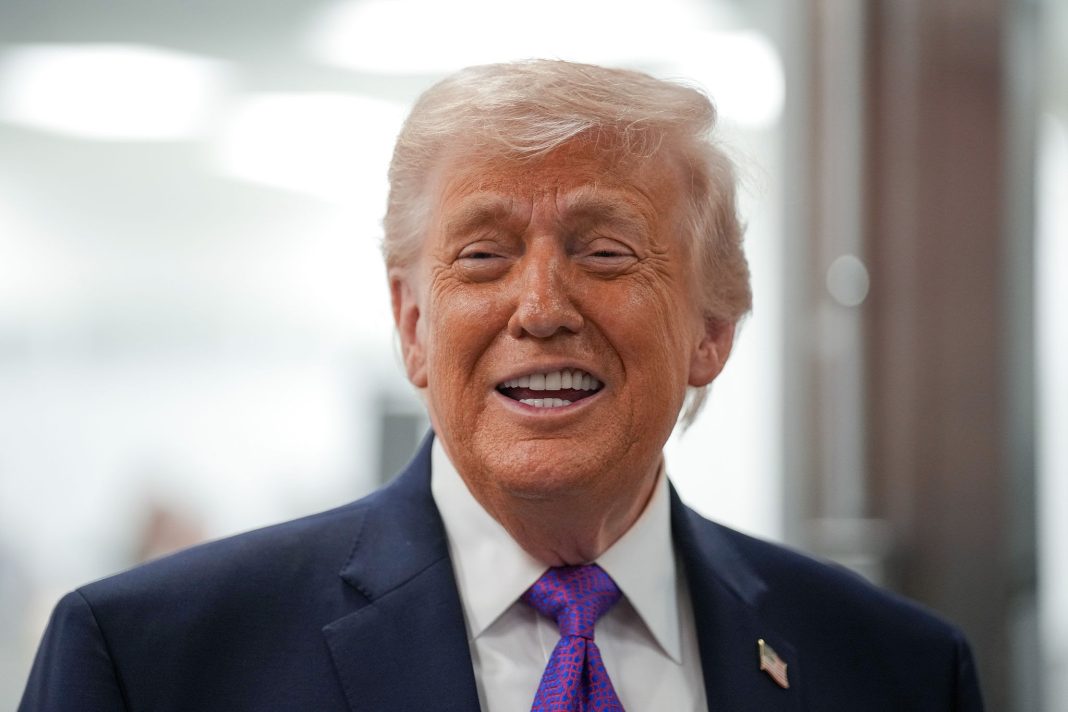 Олон нийтийн дарамтад орсон Трамп Есүстэй адилтгасан зургаа устгалаа