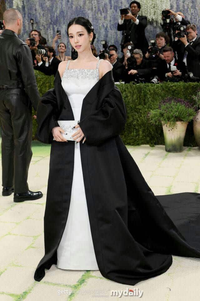 Karina-г Met Gala дээр “Jisoo” гэж андуурч дуудсан нь шүүмжлэл дагуулав 1 Karina-г Met Gala дээр “Jisoo” гэж андуурч дуудсан нь шүүмжлэл дагуулав