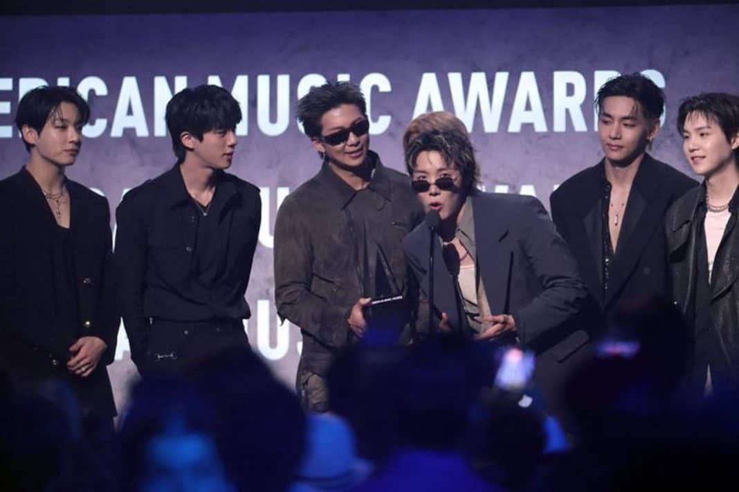 BTS дахин түүх бүтээв: American Music Awards-ын оны шилдэг уран бүтээлч боллоо