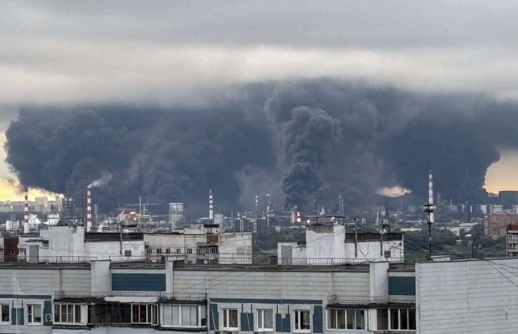 Москвагийн газрын тосны үйлдвэр дахин цохилтод өртөж, хотод “хар бороо” орсон гэх мэдээлэл тарлаа