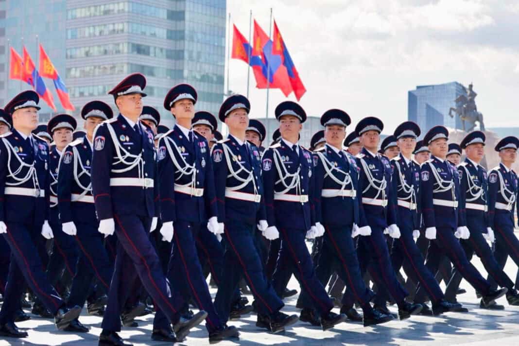 Цагдаа, дотоодын цэргийн ойн баяраар гавьяат алба хаагчдыг шагналаа