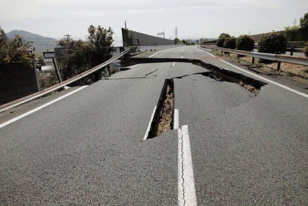 Японы Күмамотод 7.1 магнитудын хүчтэй газар хөдөлж, иргэдийг сэрэмжтэй байхыг анхааруулав