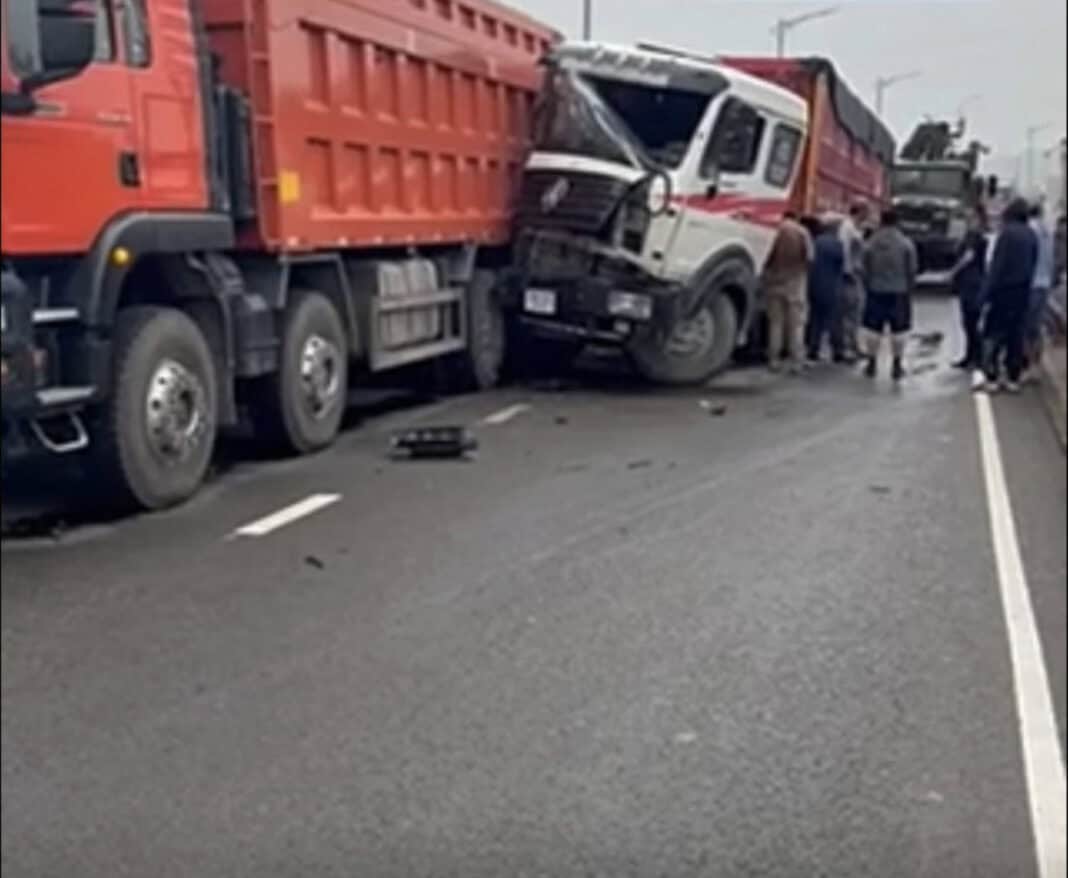 Баянзүрх дүүргийн 11-р хорооны Уулын зам дээр том оврын автомашин мөргөлдөж, хөдөлгөөн ачаалалтай болсон тул өөр зам сонгохыг ТЦА зөвлөв.