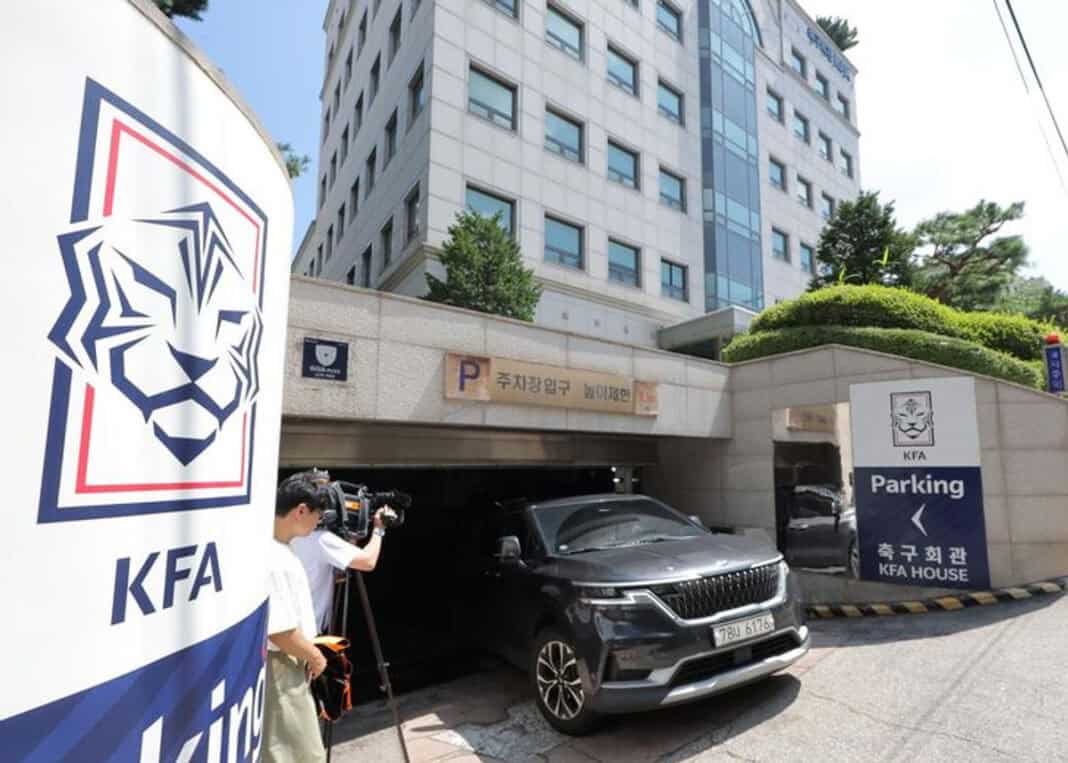 2002 оны ДАШТ дахин маргааны төвд орлоо: KFA-ийн бэлгийн үйлчилгээний дуулиан хуучин хардлагыг сэргээв