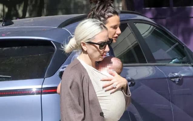 Lady Gaga анхны хүүхдээ өлгийдөн авсан уу? Нярайтай хамт харагдсан нь олны анхаарлыг татав