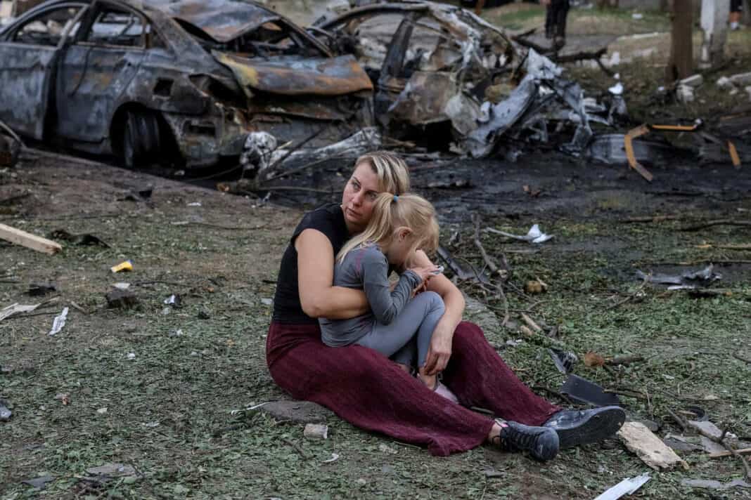 Киев зургаа дахь өдрөө дараалан цохилтод өртөв: 12 хүн амиа алдаж, хүүхдүүд шархаджээ