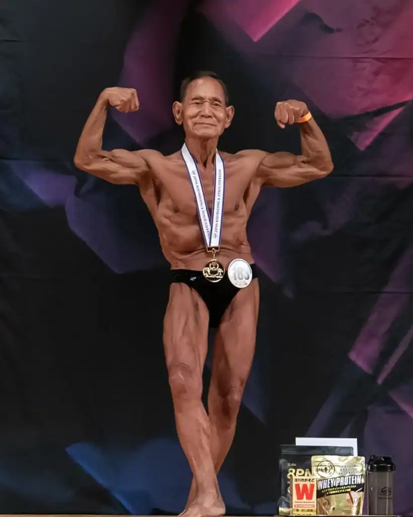 90 настай Toshisuke Kanazawa төрсөн өдрийнхөө маргааш Японы бодибилдингийн аварга болжээ