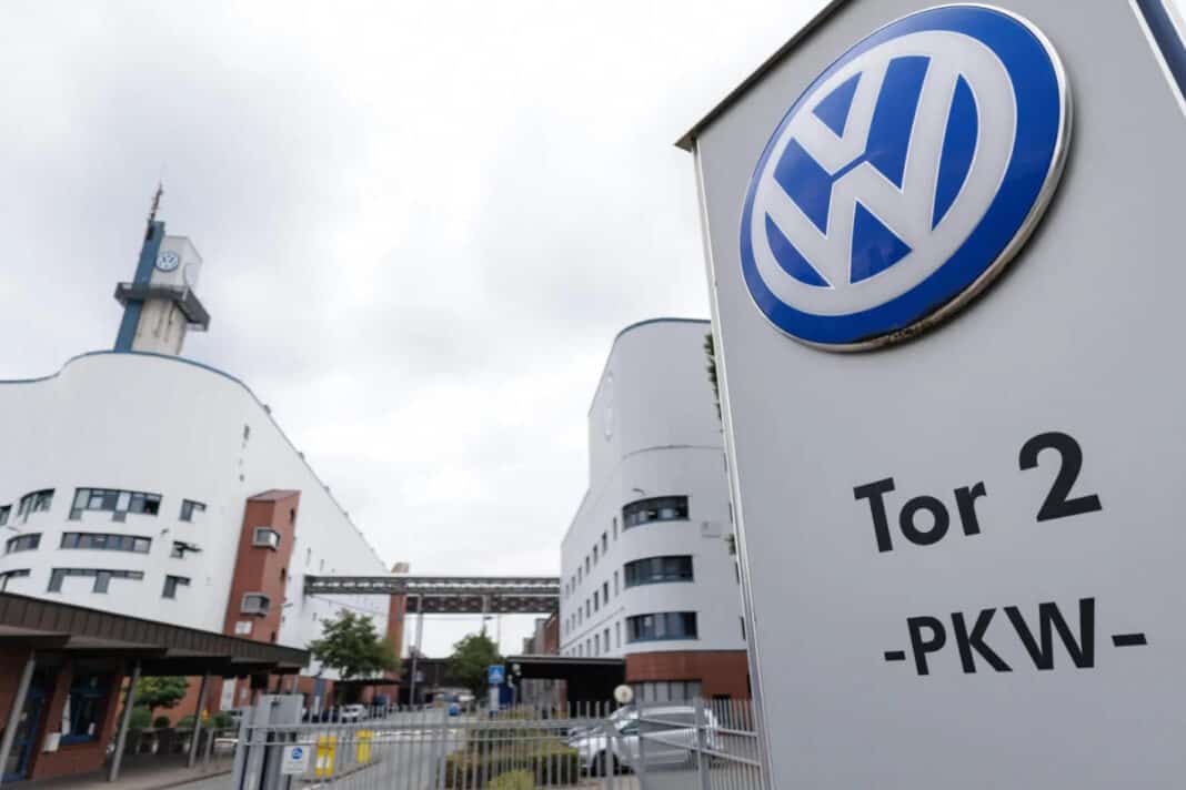Volkswagen түүхэн хэмжээний цомхотгол хийнэ: 2030 он гэхэд 100 мянган ажлын байр үгүй болно