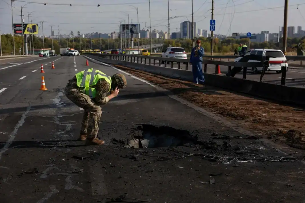Мерц Киевт ирсэн өдөр Оросын дрон хотын гол гүүрийг дахин онилжээ